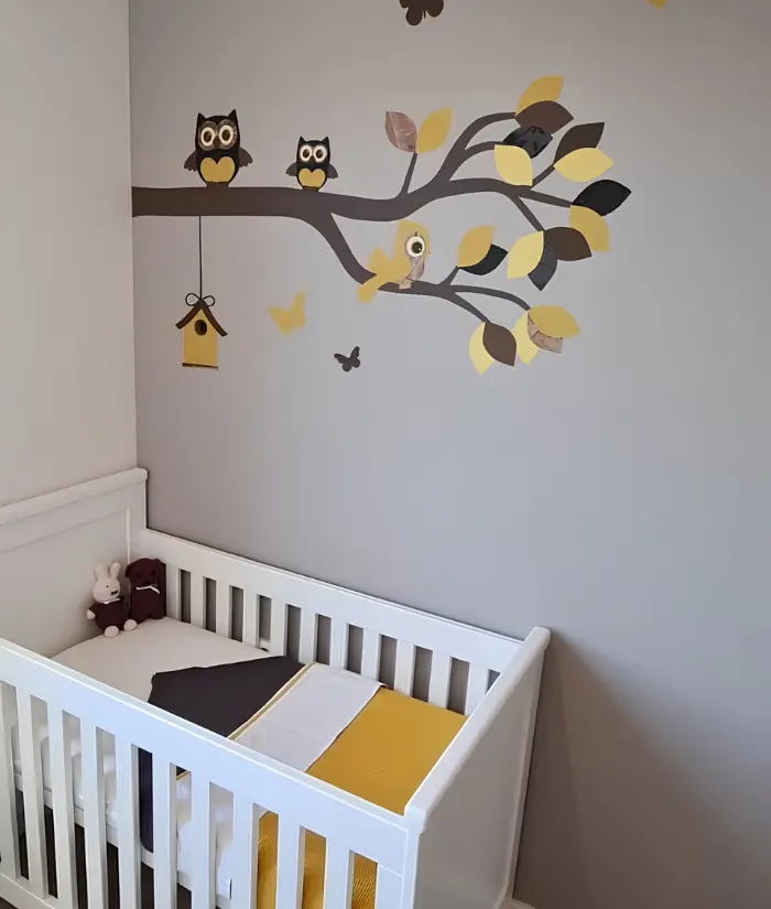 Uilentak in okergele babykamer